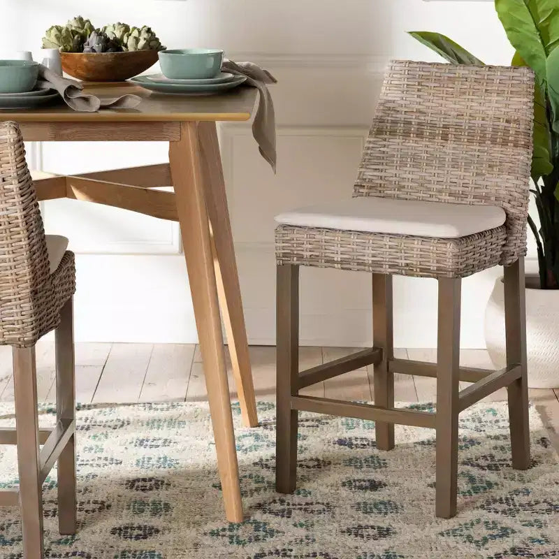 Tabouret de bar hauteur comptoir en rotin et bois d'acajou, gris Kubu/taupe rustique
