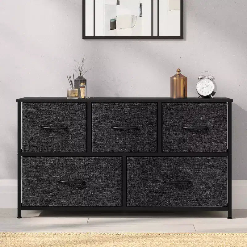 Commode de rangement à 5 tiroirs avec cadre en fonte, plateau en bois et tiroirs en tissu faciles à tirer avec poignées en bois