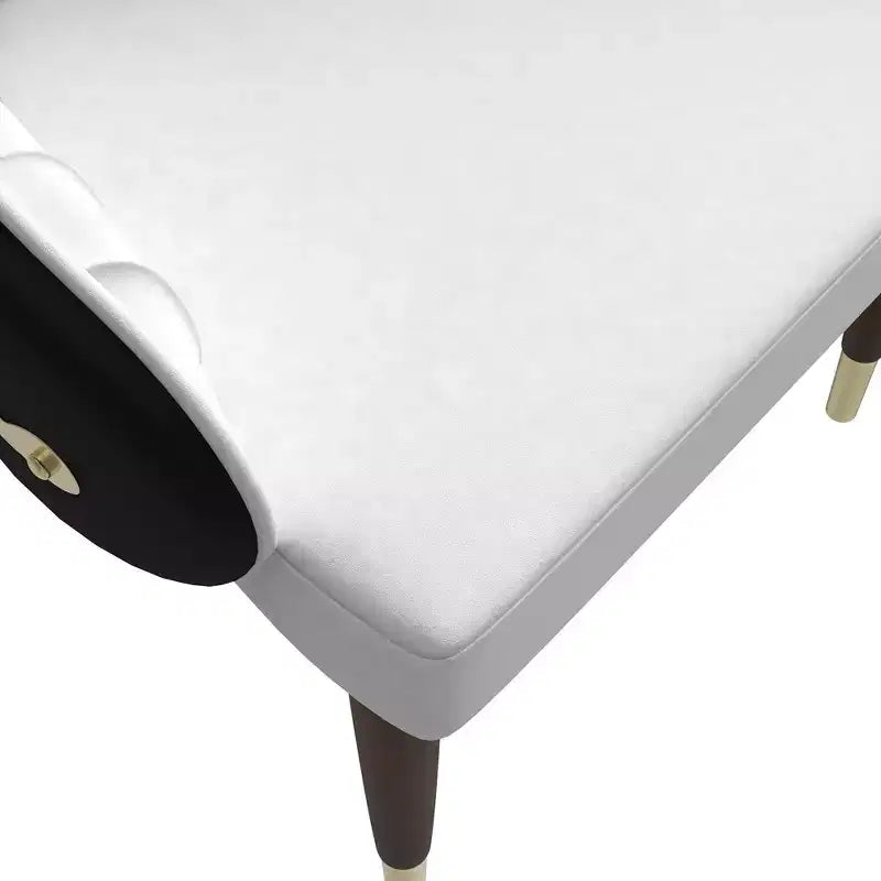 Chaise de salle à manger à dossier haut - Revêtement en cuir avec motif ondulé au dos, cadre en bois d'hévéa et accents dorés