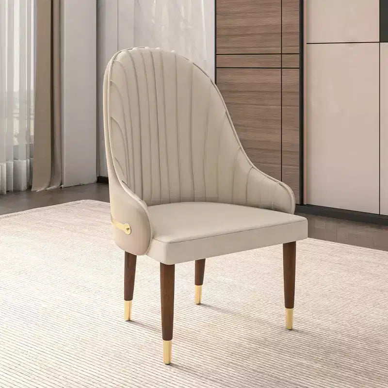 Chaise de salle à manger à dossier haut - Revêtement en cuir avec motif ondulé au dos, cadre en bois d'hévéa et accents dorés
