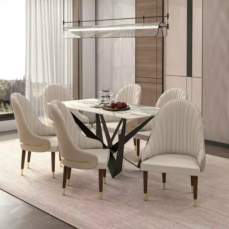 Chaise de salle à manger à dossier haut - Revêtement en cuir avec motif ondulé au dos, cadre en bois d'hévéa et accents dorés