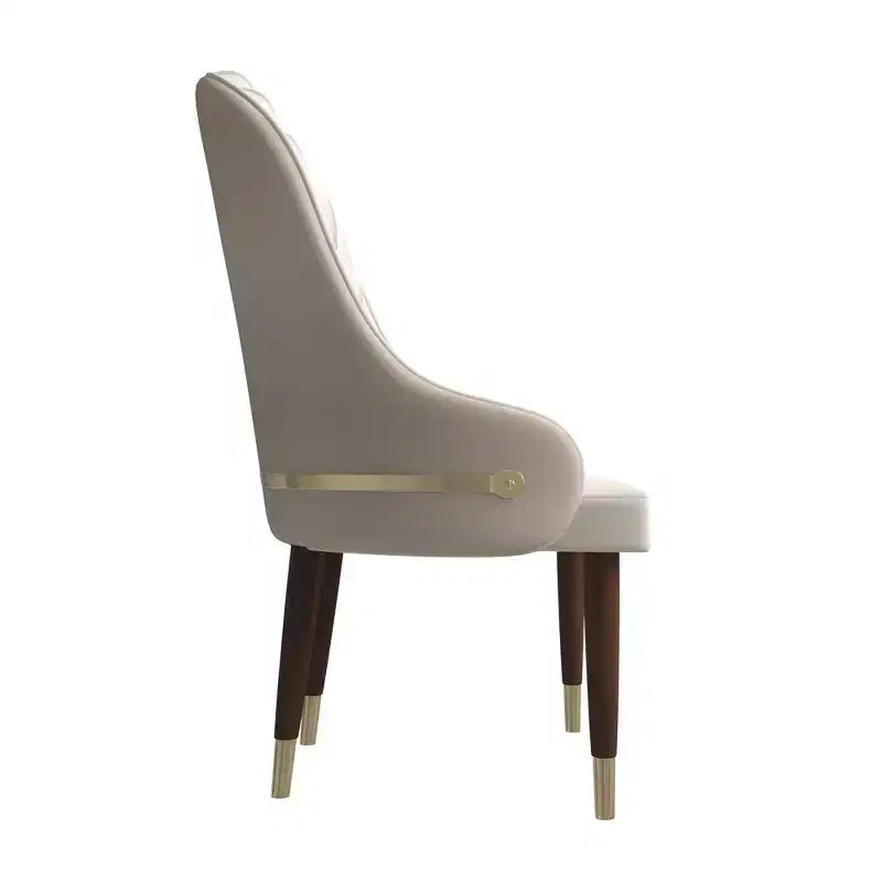 Chaise de salle à manger à dossier haut - Revêtement en cuir avec motif ondulé au dos, cadre en bois d'hévéa et accents dorés