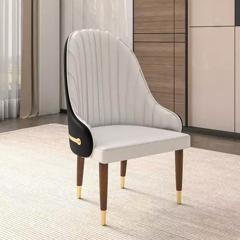 Chaise de salle à manger à dossier haut - Revêtement en cuir avec motif ondulé au dos, cadre en bois d'hévéa et accents dorés