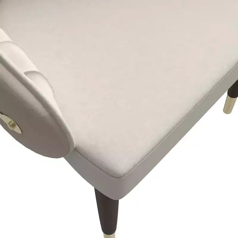 Chaise de salle à manger à dossier haut - Revêtement en cuir avec motif ondulé au dos, cadre en bois d'hévéa et accents dorés