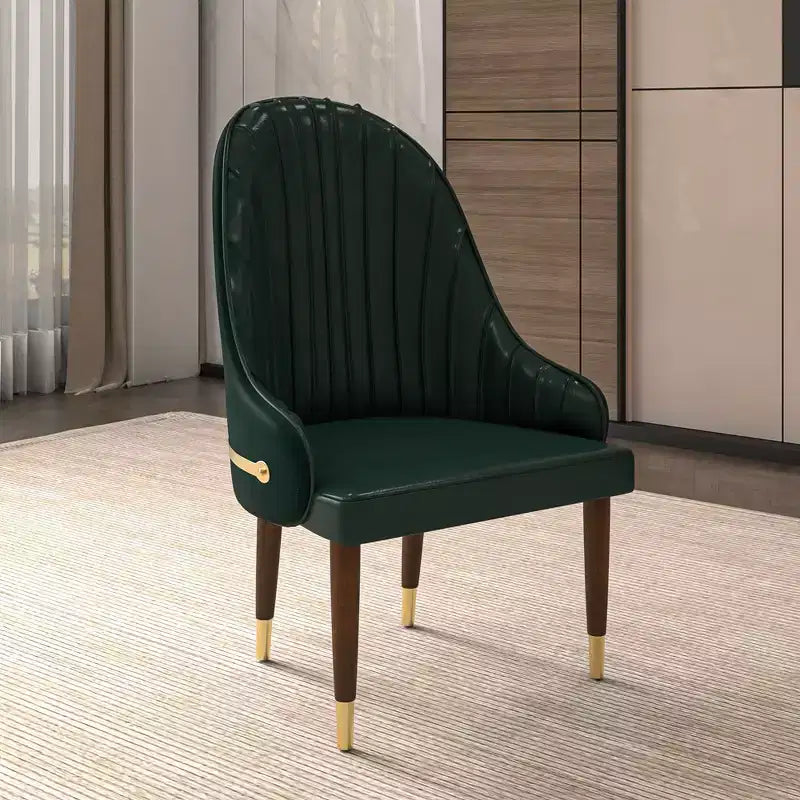 Chaise de salle à manger à dossier haut - Revêtement en cuir avec motif ondulé au dos, cadre en bois d'hévéa et accents dorés