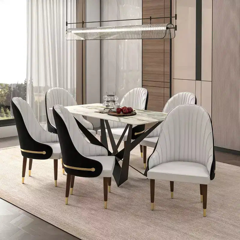 Chaise de salle à manger à dossier haut - Revêtement en cuir avec motif ondulé au dos, cadre en bois d'hévéa et accents dorés