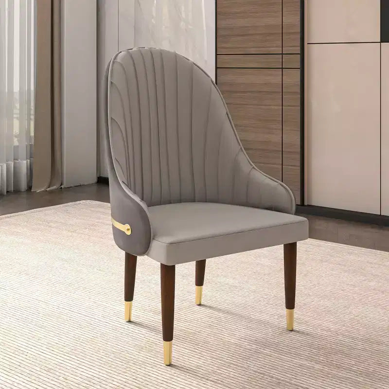 Chaise de salle à manger à dossier haut - Revêtement en cuir avec motif ondulé au dos, cadre en bois d'hévéa et accents dorés