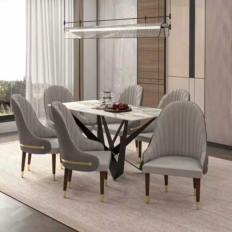 Chaise de salle à manger à dossier haut - Revêtement en cuir avec motif ondulé au dos, cadre en bois d'hévéa et accents dorés