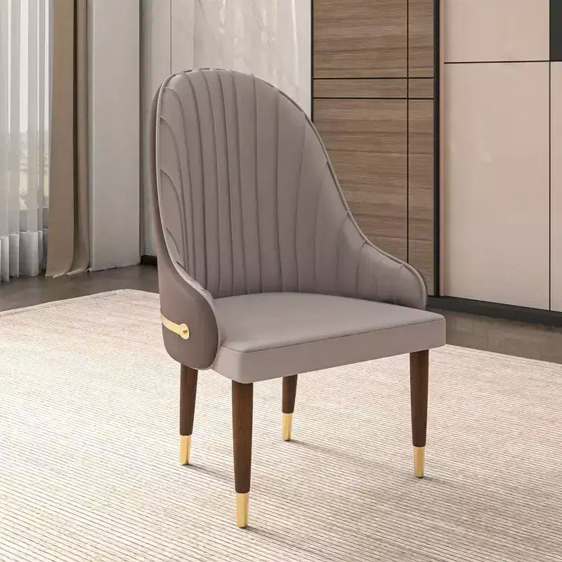 Chaise de salle à manger à dossier haut - Revêtement en cuir avec motif ondulé au dos, cadre en bois d'hévéa et accents dorés