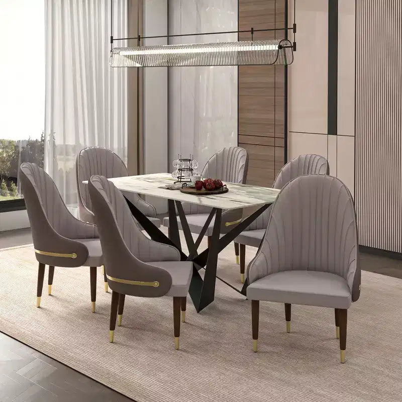 Chaise de salle à manger à dossier haut - Revêtement en cuir avec motif ondulé au dos, cadre en bois d'hévéa et accents dorés