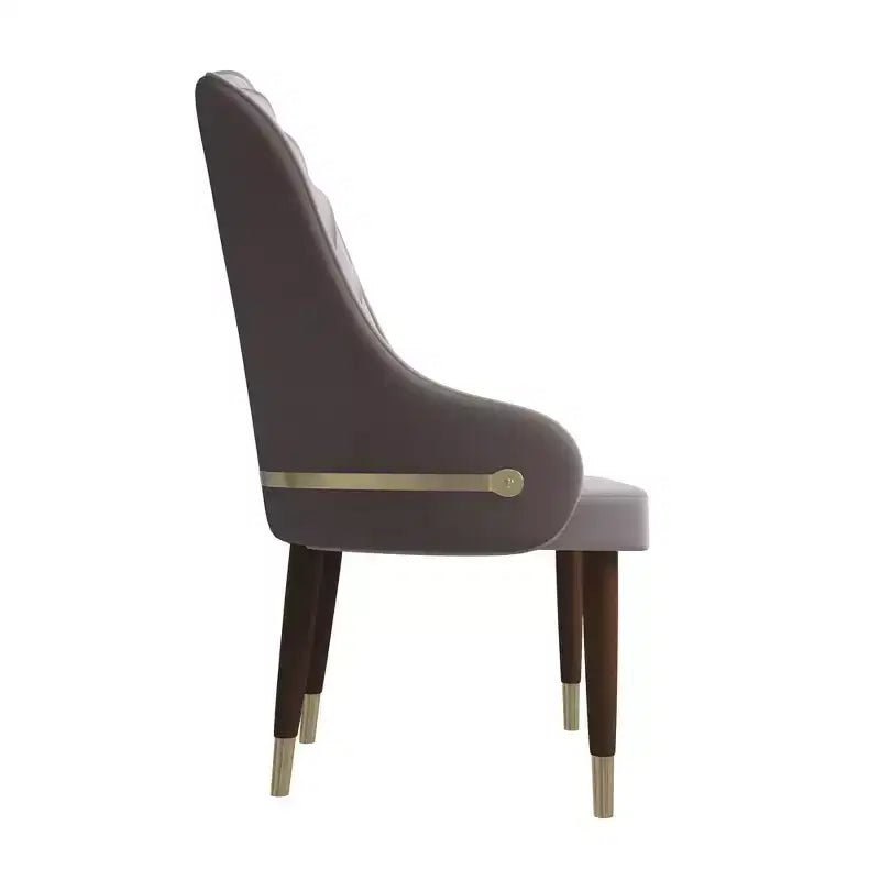 Chaise de salle à manger à dossier haut - Revêtement en cuir avec motif ondulé au dos, cadre en bois d'hévéa et accents dorés