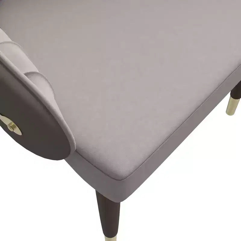 Chaise de salle à manger à dossier haut - Revêtement en cuir avec motif ondulé au dos, cadre en bois d'hévéa et accents dorés